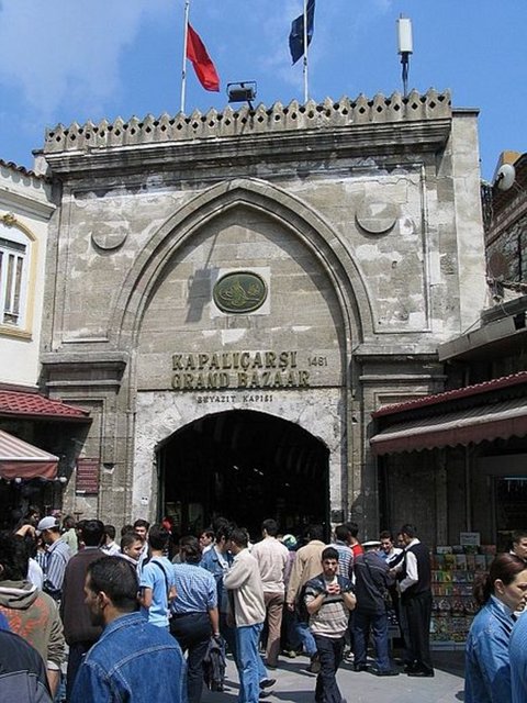 Gün içerisindeki en yoğun zamanlarında içinde yarım milyona yakın insan barındırdığı söylenmektedir.