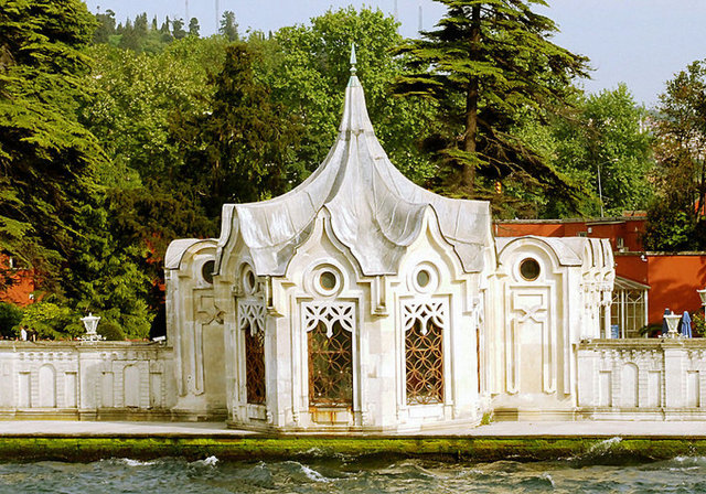 Deniz köşkleri biri Mabeyn diğeri Valide Sultan'a (Harem) ait olmak üzere, çift olarak yapılmıştır; köşkler birer bahçe kameriyesi görünümündedir. Yeni sarayın en ilginç tasarım örneklerinden biri olan köşkler, belgelerde, Çadır Köşkleri, Nevresm (yeni tasarım, yeni model) Köşkleri gibi tasarımın özgünlüğüne işaret eden isimlerle tanımlanmıştır.
