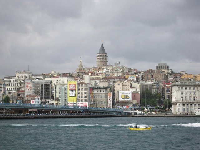 Karaköy -  İstanbul'un Beyoğlu ilçesine bağlı olan Karaköy, bankaları ve iş hanlarıyla en eski ticaret merkezlerinden biridir.