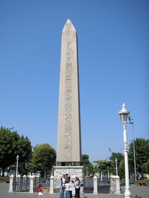 Dikilitaş -  Sultanahmet Meydanı'nın güney tarafında, Yılanlı Sütun'un yanında bulunan bir Antik Mısır dikilitaşıdır.