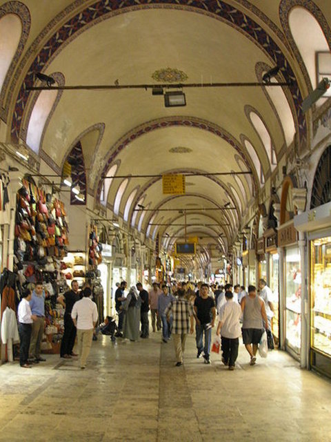 Halı ve mücevheratın yanında meşhur Türk işi gümüşten yapılmış eserler, bakır, bronz hediyelik ve dekoratif eşya, seramik, oniks ve deriden mamul, üstün kaliteli, Türkiye hatıraları da burada bulunur.