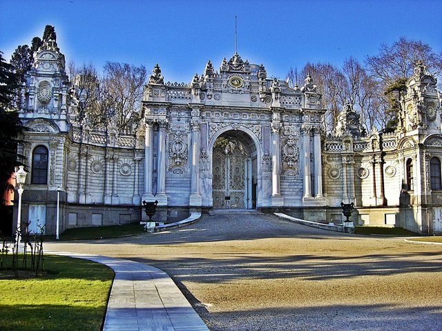 Dolmabahçe Sarayı, hizmete açıldığı 1856 yılından, halifeliğin kaldırıldığı 1924'e kadar aralıklarla 6 padişaha ve son Osmanlı Halifesi Abdülmecid Efendi'ye ev sahipliği yapmıştır.
