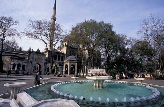 Hz. Muhammed'in bayraktarlığını yapmış olan Eyüp-el Ensari, 7. yüzyıldaki Arap kuşatması esnasında burada ölmüş, İstanbul'un Türk kuşatması sırasında mezarı keşfedilmiş, sonradan türbe ve şehrin ilk camii buraya yapılmış.