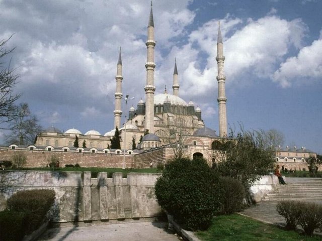 Selimiye Camii, II. Selim'in ölümünün ardından 14 Mart 1575'te ibadete açılmıştır.
