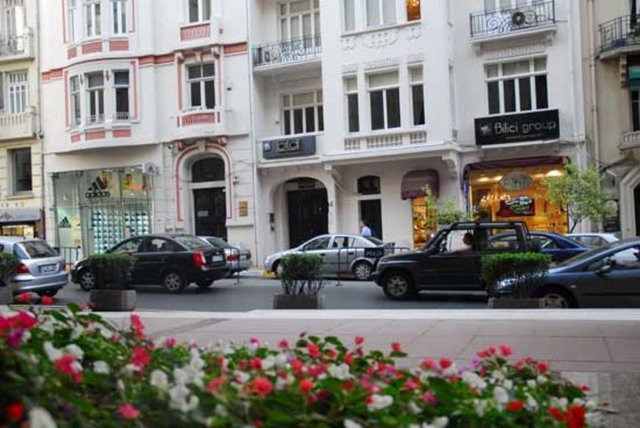 Dünyaca ünlü markaların Türkiye'deki faaliyetlerine başlayacakları zaman ilk olarak yer aradıkları en ünlü cadde olan Abdi İpekçi Caddesi Nişantaşı'nda yer almaktadır.