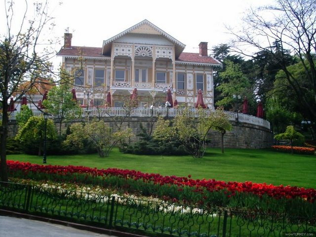 1871-1878 yılları arasında koru içinde 3 köşk yaptırılmıştır.