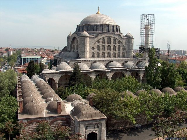 Mihrimah Sultan Camii - Mihr-î-Mâh Sultan Camii İstanbul'un Karagümrük semtinin Edirnekapı bölümünde, surların hemen yanında bulunmaktadır.