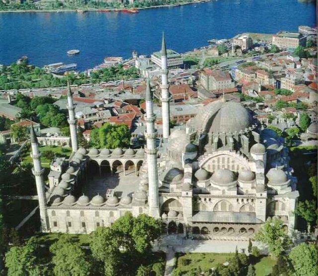 Caminin avlusunun etrafını çevreleyen büyük komplekste okullar, kütüphane, hamam, aşevi, kervansaray, hastane ve dükkânlar bulunur.