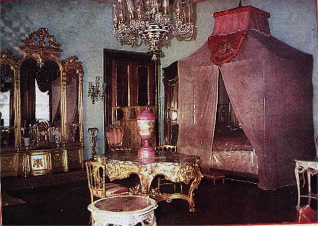 Biçimde, ayrıntılarda ve süslemelerde gözlenen belirgin Batı etkileri, İmparatorluğun son döneminde değişen estetik değerlerin bir yansımasıdır.