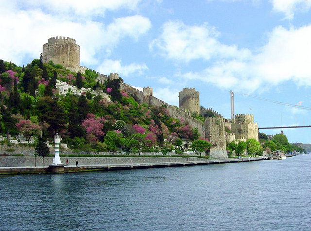 Rumeli Hisarı'nın adı Fatih vakfiyelerinde Kulle-i Cedide; Neşri tarihinde Yenice Hisar; Kemalpaşazade, Aşıkpaşazade ve Nişancı tarihlerinde Boğazkesen Hisarı olarak geçmektedir.
