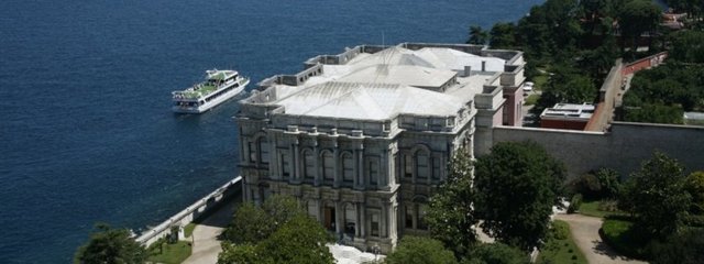 Saray'ın güney kesimi Mabeyn-i Hümâyûn, kuzey kesimi ise Valide Sultan Dairesi olarak düzenlenmiştir. Her iki katta toplam 6 salon, 24 oda,1 hamam ve 1 banyo bulunmaktadır.