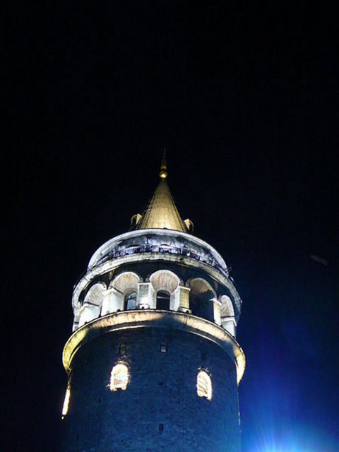 Galata kulesi 1445-1446 yılları arasında yükseltilmiştir.
