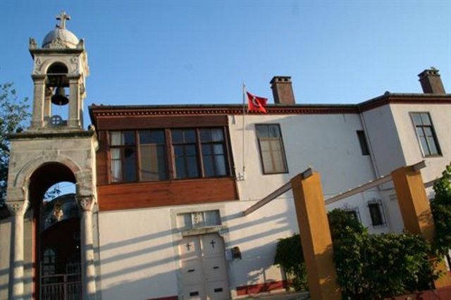Adanın en yüksek tepesinde Aya Yorgi Kilisesi ve Aya Yorgi Manastırı bulunmaktadır.