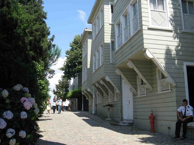 Ayasofya Müzesi ve Topkapı Sarayı arasında yer alan bu sokak trafiğe kapalıdır.