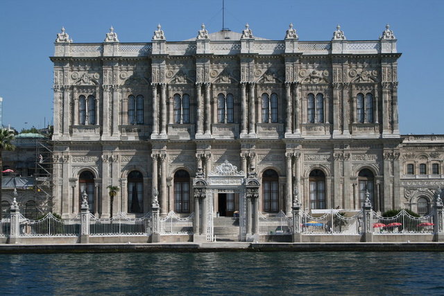İnşasına 13 Haziran 1843 tarihinde başlanan Saray, çevre duvarlarının tamamlanması ile birlikte 7 Haziran 1856 tarihinde kullanıma açılmıştır.