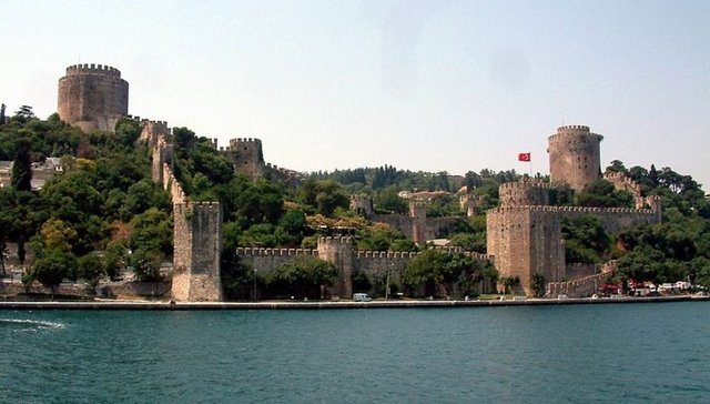 Fatih Sultan Mehmet tarafından İstanbul'un fethinden önce boğazın kuzeyinden gelebilecek saldırıları engellemek için Anadolu yakasındaki Anadolu Hisarı'nın tam karşısına inşa ettirilmiştir.