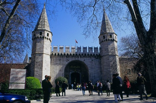 Topkapı Sarayı - Topkapı Sarayı, Osmanlı sultanlarının ikametgâhı, devletin yönetim ve eğitim merkezi olmuştur.
