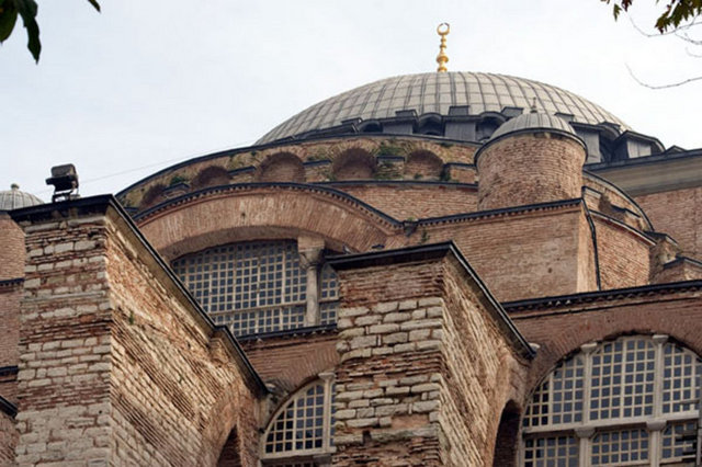 Bu yapı, İmparator Justinianos tarafından (527-565) dönemin iki önemli Mimarı olan Tralles'li (Aydın) Anthemios ile Miletos'lu (Balat) İsidoros'a yaptırılmıştır.