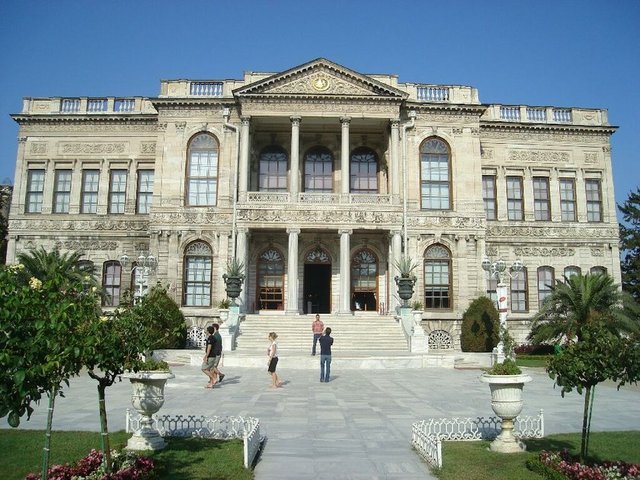 Saray'ın ana yapısı; Mâbeyn-i Hümâyûn (Selâmlık), Muâyede Salonu (Tören Salonu) ve Harem-i Hümâyûn adlarını taşıyan üç bölümden oluşur.