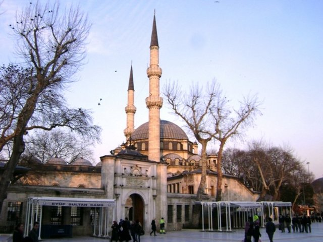 Camii etrafı ve civar yamaçlar mezarlıklarla çevrili olup, meşhur Pier Loti kahvesi de buradadır.