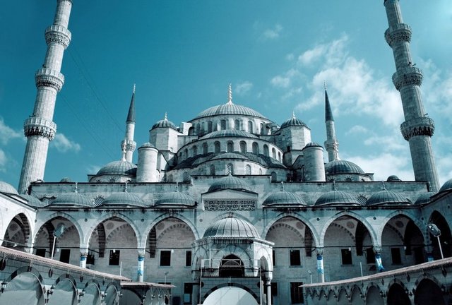 Caminin kapısındaki kitabeye göre yapımına 1568 yılında başlanmıştır.