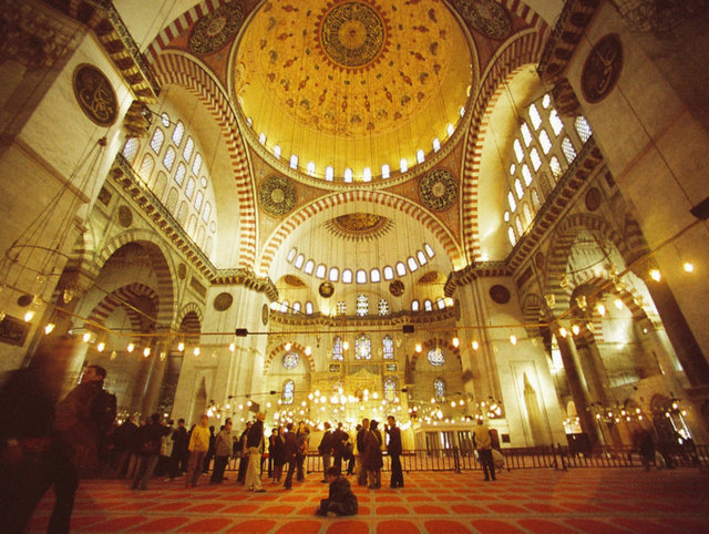 Dört minaresi olan caminin esas mekânını büyük bir kubbe örter