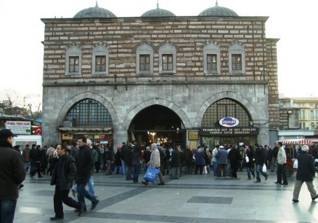 İstanbul'un en eski kapalı çarşılarından biridir.