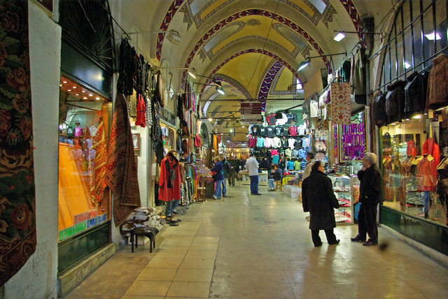 Kapalı Çarşı - Dünyanın en büyük ve en eski kapalı çarşılarından biridir.