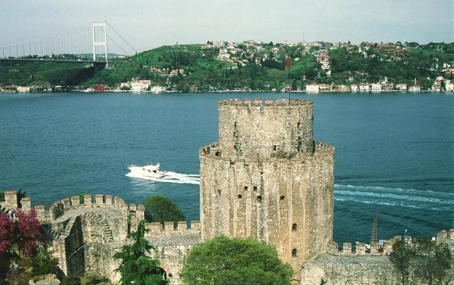 90 gün gibi kısa bir sürede tamamlanan hisarın üç büyük kulesi, dünyanın en büyük kale burçlarına sahiptir.