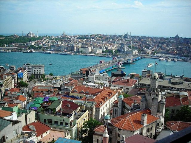 Kuleden İstanbul Boğazı, Haliç ve İstanbul, panoramik olarak izlenebilmektedir.