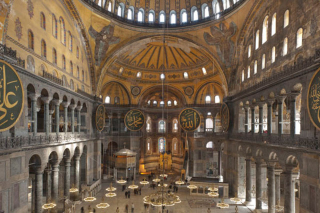 Bugünkü Ayasofya aynı yerde fakat öncekilerinden farklı bir mimari anlayışla yapılmış olan üçüncü yapıdır.