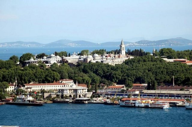 Sultanlar Dolmabahçe Sarayı'na taşındıktan sonra saltanat hazinesi, Mukaddes Emanetler ve imparatorluk arşivleri Topkapı Sarayı'nda muhafaza edilmiş, bir baba ocağı olması ve Mukaddes Emanetleri barındırmasından dolayı burada devlet törenleri yapılmaya devam edilmiştir.