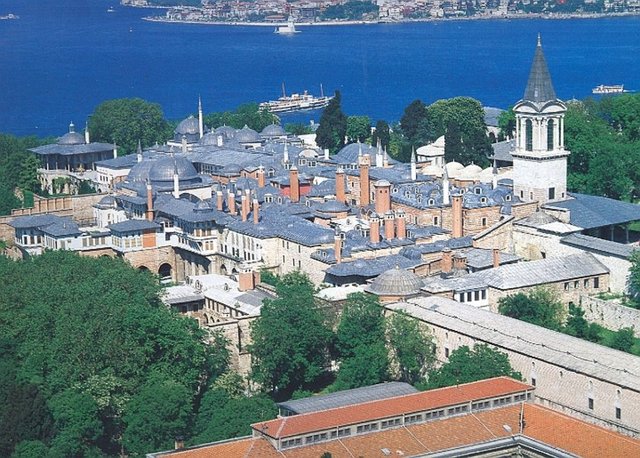 II. Mehmed tarafından 1460-1478 tarihleri arasında yaptırılmış olan ve zaman içerisinde bazı ilavelerin yapıldığı sarayda, Osmanlı padişahları ve saray halkı 19. yüzyıl ortalarına kadar ikamet etmiştir.