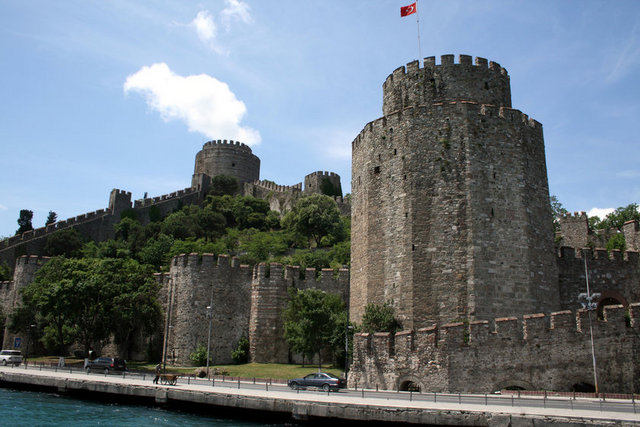 Hisar, 15 Nisan-31 Ağustos1452 tarihleri arasında yapılmıştır.