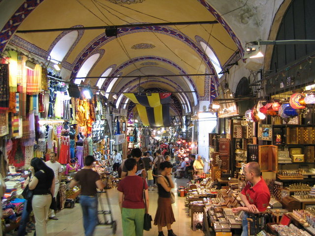 El halıları ve mücevherat gibi geleneksel Türk sanatının en güzel örnekleri çarşıda yer almaktadır.
