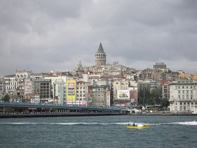 Bölge Karaköy Meydanı'ndan kendisini çevreleyen semtlere bağlanır.