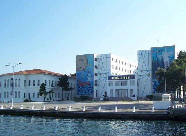 İskeleden inilince solda Deniz Lisesi ve ona bağlı binalar uzanır.