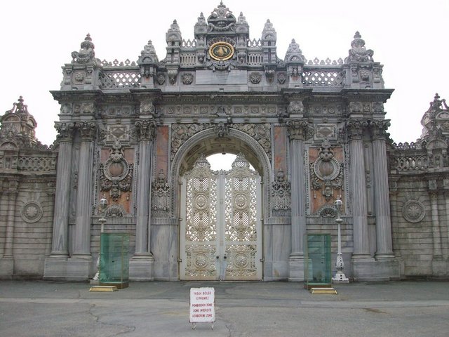 Dolmabahçe Sarayı - Dolmabahçe Sarayı, 31. Osmanlı padişahı Sultan Abdülmecid (1839-1861) tarafından yaptırılmıştır.