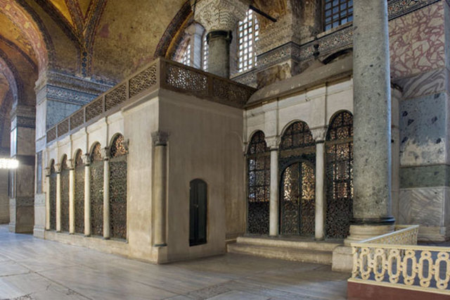 Yapıdaki en önemli Osmanlı eklentilerinden birisi Sultan I. Mahmud tarafından yapının güney kısmında iki payanda arasına yaptırılmış olan kütüphanedir. Bu bölüm, okuma salonu ile Hazine-i Kütüb (Kitapların saklandığı yer) ve onları birleştiren koridor ve taşlıktan oluşmakta ve ana mekândan, 6 sütunun taşıdığı altın yaldızlı tunç şebeke ile ayrılmaktadır.