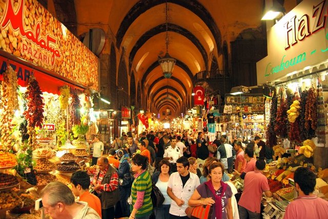 Mısır Çarşısı - Mısır Çarşısı, Eminönü'nde Yeni Camii'nin arkasında ve Çiçek Pazarı'nın yanında bulunmaktadır.