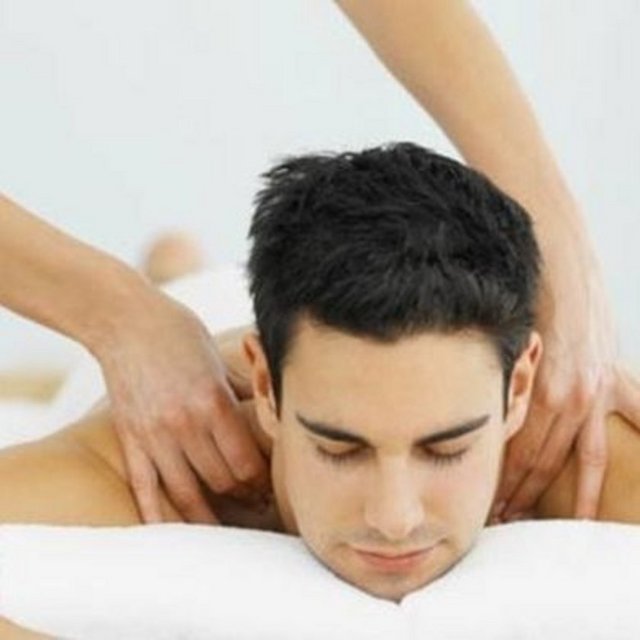 Onun stresli iş gününden uzaklaştırın ve güzel bir masaj yapın.