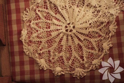 Yuvarlak biçimli dantelleri bir araya getirin. Buruşuk olmaması ileri ki aşamalarda işinize yarayacaktır.