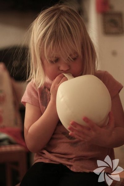 Yuvarlak biçimli ya da  lambanızın gözükmesini istediğiniz bir biçimdeki balonu şişirin.