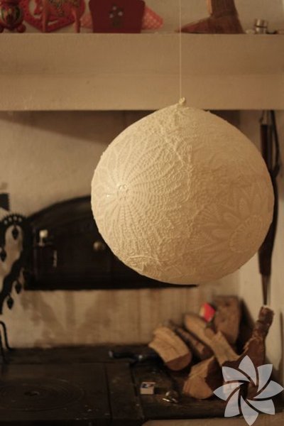 Tutkalladığınız dantelleri uçları mutlaka birbirine değecek şekilde balonun üzerine yerleştirin. Daha sağlam olması için bir kat daha duvar tutkalı sürün.