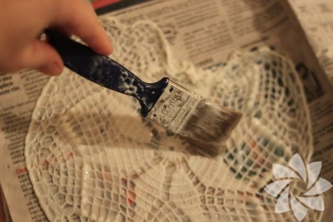 Seçtiğiniz dantelleri duvar tutkalıyla ( duvar tutkalı işin sırrı) kaplayın.