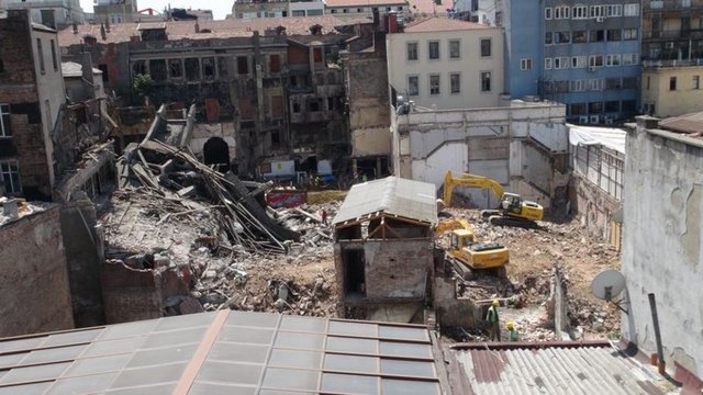 Süzer Holding'in 1991 yılında İstanbul 1 NO'lu Anıtlar Kurulu'na Emekli Sandığı'nın uygun gördüğünü belirttiği 3 takım projesi reddedildi.