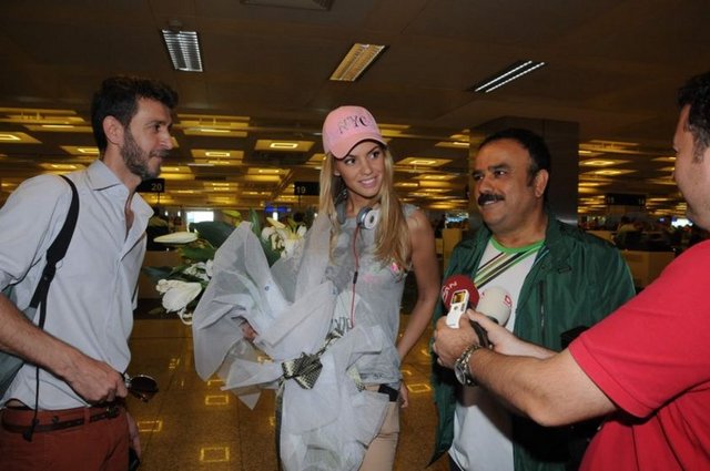 ABD'li oyuncu Leonardo Di Caprio'nun eski sevgilisi model Aferdita Dreshaj dün saat 12.30'da THY'nin tarifeli uçağı ile Arnavutluk'un başkenti Tiran'dan İstanbul'a geldi.