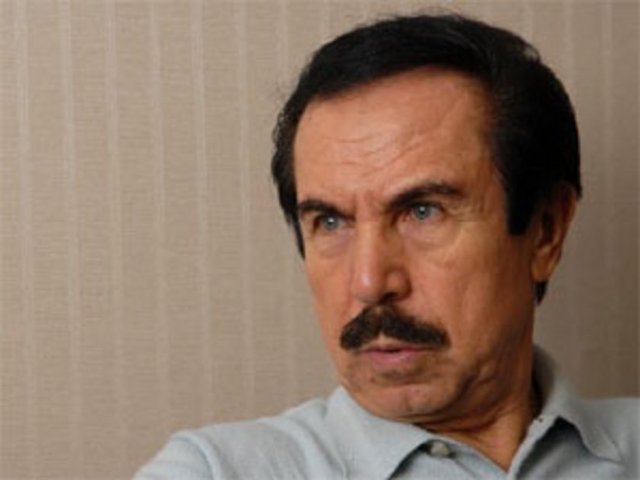 Yüksek öğrenimini 1955 - 1959 yılları arasında Ankara Üniversitesi Siyasal Bilgiler Fakültesinde tamamlayarak 1959 yılında İçişleri Bakanlığında Kaymakam adayı olarak göreve başlayan Kozakçıoğlu, Çamlıhemşin, Ardeşen, Delice, Çüngüş, Çınar, Kepsut ve Gökçeada (İmroz) ilçelerinde kaymakamlık yaptıktan sonra 1970 yılında Mülkiye Müfettişliğine ve daha sonra Başmüfettişliğe atandı