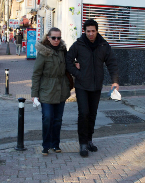 'İntikam' dizisinde Beren Saat ile aşk yaşayan Emre Aksoy karakteri ve Yılmaz Erdoğan'ın Kelebeğin Rüyası filmindeki rolüyle kariyerinde yükselişini sürdüren Mert Fırat yönetmen sevgilisiyle görüntülendi.