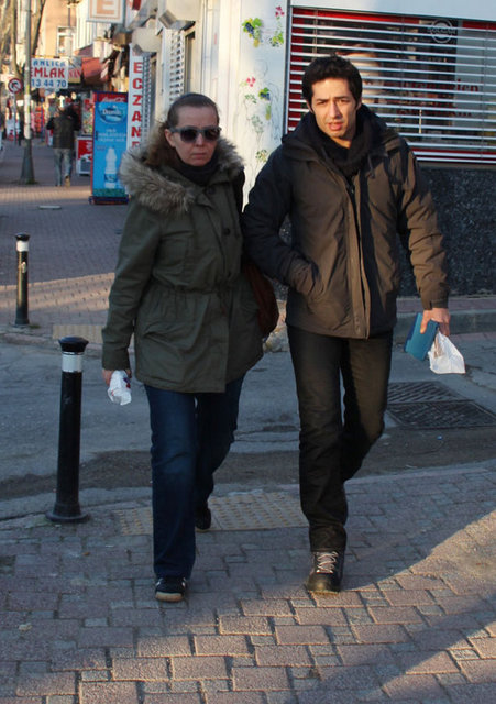 Muhabiri görünce görünce kol kola yürüdüğü sevgilisi İlksen Başarır'la  ayrı yürümeye başladı. -  -